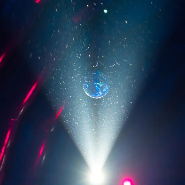 Bola de disco e raio de luz — Fotografia de Stock