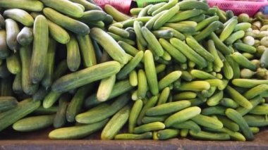 Tayland 'da taze meyve ve sebze içeren sebze ve meyve pazarı. 4K 30 fps video klibi