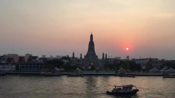 黎明寺 Wat Arun 灯火通明的时间及其在晚霞晚霞与晚霞中的倒影 泰国曼谷 全高清延时视频剪辑 — 图库视频影像