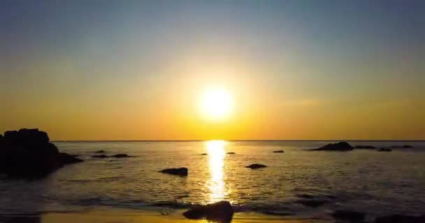 Včasná Doba Krásného Dramatického Západu Slunce Nad Mořem Nebo Oceánem — Stock video
