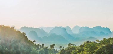 Gün batımında, dağ yağmur ormanları ve dik kayalık tepe ile güzel tropikal bir manzara. Yengeç, Tayland