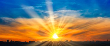 Günbatımı modern şehir manzarası ve günbatımı gökyüzü