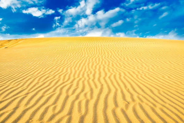 Landschaft Aus Wüstensanddünen Und Blauem Himmel Mit Wolken Darüber — Stockfoto