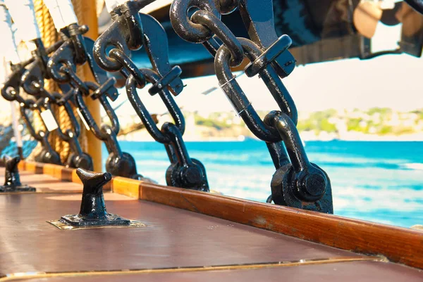 Yelkenli Bir Geminin Güvertesinde Siyah Metal Donanım Ipler — Stok fotoğraf