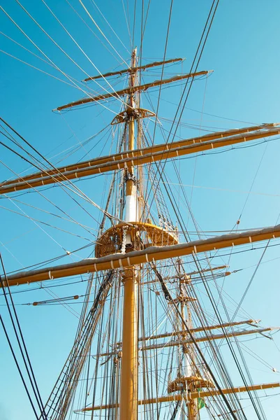 Lang Schip Mast Met Touwen Van Zeilschip — Stockfoto