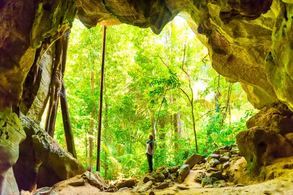 Mulher Saída Caverna Escura Gruta Para Luz Verde Floresta Tropical — Fotografia de Stock