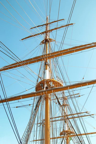 Lang Schip Mast Met Touwen Van Zeilschip — Stockfoto