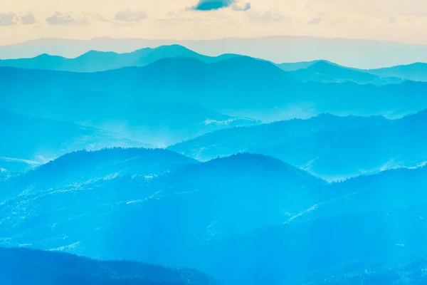 Montañas Azules Cumbre Naturaleza Paisaje Con Niebla Niebla — Foto de Stock
