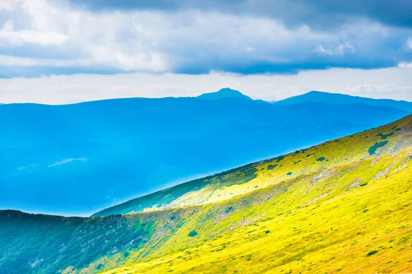 青い山の峰霧と霧と首脳会談自然景観 — ストック写真