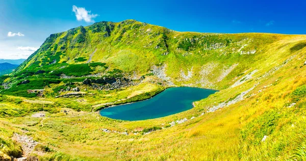 Błękitne Jezioro Panorama Krajobraz Górach Błękitną Wodą Panorama Wysokiej Rozdzielczości — Zdjęcie stockowe