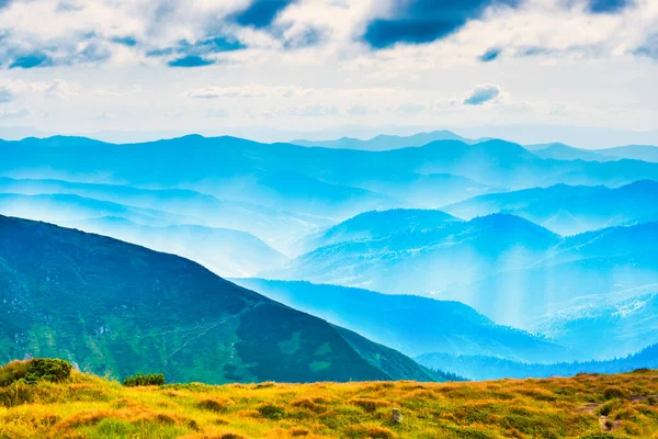 Picos Montañas Azules Cumbre Naturaleza Paisaje Con Niebla Niebla —  Fotos de Stock