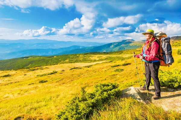 Mujer Viajera Feliz Con Mochila Mirando Paisaje Montaña —  Fotos de Stock