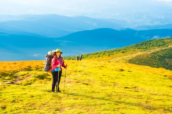 Happy Traveling Woman Backpack Looking Mountain Landscape — Stock Photo, Image