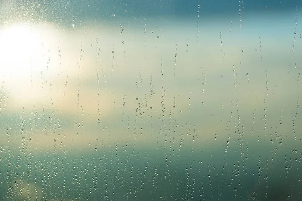 雨の水は青い窓ガラス表面にパターンをドロップ — ストック写真
