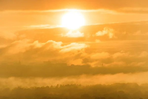 在雾气 薄雾和橙色落日的云彩中 夕阳西下 — 图库照片