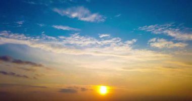 Gün batımı gökyüzü ve bulutlar mavi günbatımı arka planında hareket eden güneşle birlikte yer alıyor. Zaman Ayarı 4K şarjörü