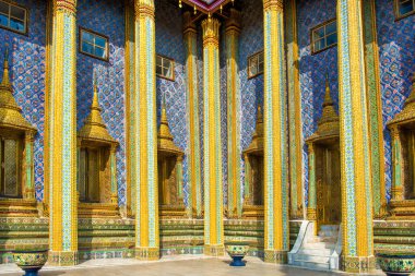 Zümrüt Buddha Tapınağı kompleksi, Kraliyet Panteonu 'nu süsleyin. Büyük Saray, Bangkok, Tayland