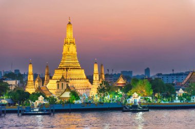 Gün batımında Chao Phraya Nehri 'nin batı kıyısında, Şafak Işıklı Tapınak ya da Wat Arun ve Thonburi' de. Bangkok, Tayland