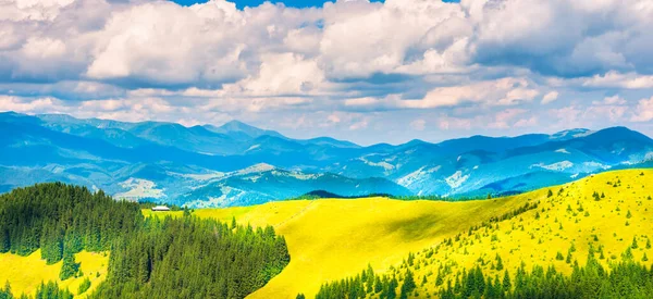 Πράσινη Ηλιόλουστη Κοιλάδα Βουνά Και Λόφους Φυσικό Τοπίο — Φωτογραφία Αρχείου