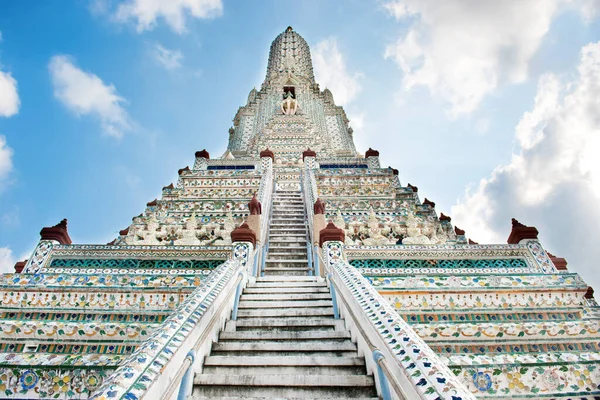 Framifrån Huvud Wat Arun Prang Med Trappor Och Skulpturer Blå — Stockfoto