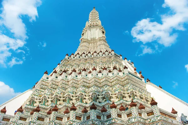 Vista Frontal Del Prang Principal Wat Arun Esculturas Sobre Fondo —  Fotos de Stock