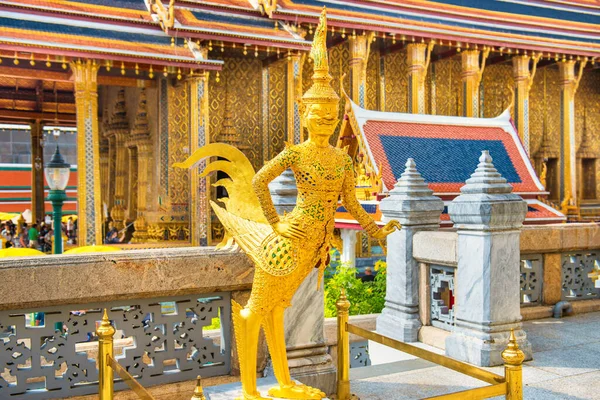 Estatua Oro Kinnari Criatura Mítica Mitad Humano Mitad Pájaro Templo —  Fotos de Stock