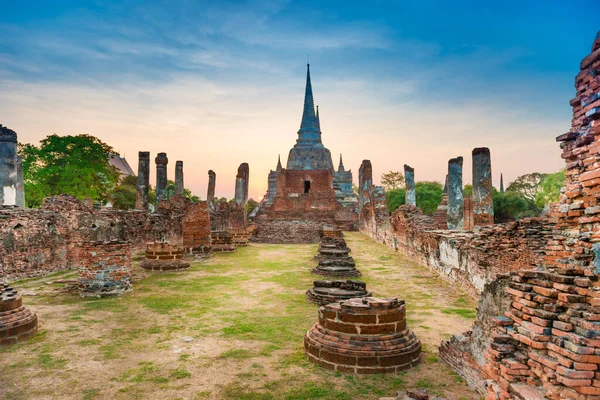 古代佛教庙宇的砖头遗址为华府 泰国Ayutthaya的历史建筑 — 图库照片