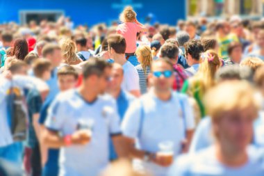 Şehir caddesinde yürüyen bir kalabalık. 