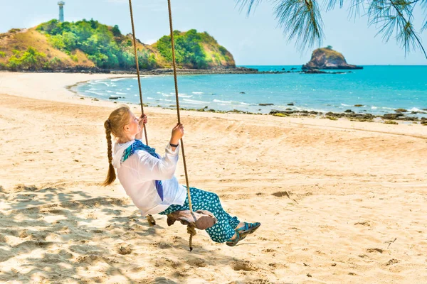 Glückliche Hübsche Junge Frau Schaukelt Auf Strandschaukel Auf Tropischer Insel — Stockfoto