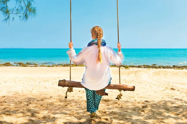 Feliz Mujer Joven Bonita Balanceándose Playa Swing Isla Tropical — Foto de Stock