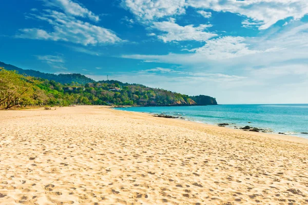 泰国Koh Lanta岛的热带海滩 蓝海附近有白沙和绿山 — 图库照片