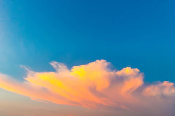 日没の空に大きな白いピンクのふわふわの夕焼け雲 — ストック写真
