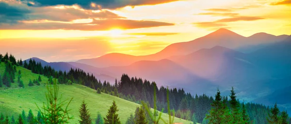 Schöner Dramatischer Sonnenuntergang Den Bergen Landschaft Mit Sonne Die Durch — Stockfoto