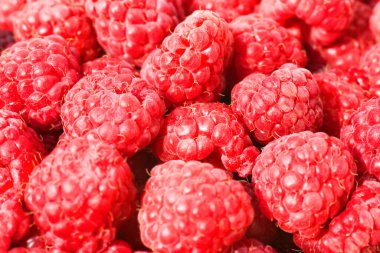 Bir yığın tatlı olgun ahududu. Doğal doku arkaplanı