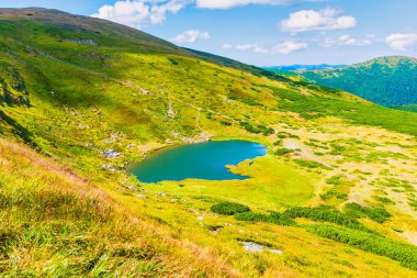Mavi göl manzarası Dağlarda mavi suyla