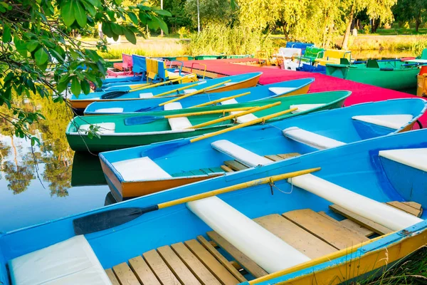 Rangée Nombreux Bateaux Colorés Vides Jetée — Photo