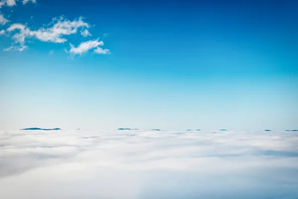 Berggipfel Weißen Wolken Und Blauem Himmel — Stockfoto