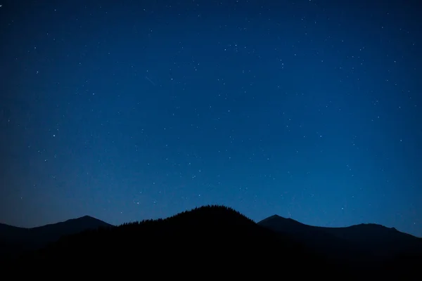 Silhueta Gama Montesa Abaixo Céu Noturno Azul Escuro Com Muitas — Fotografia de Stock