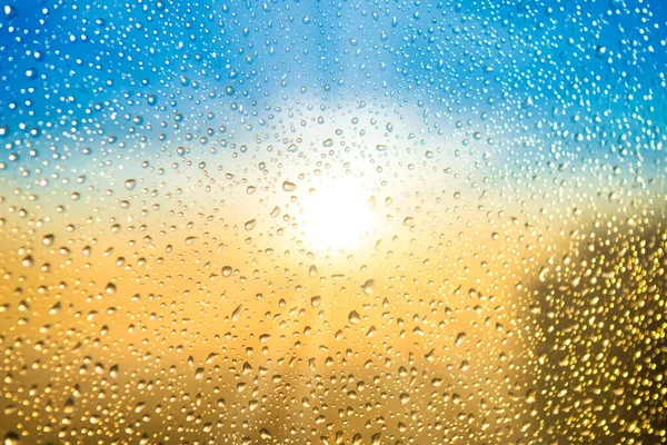 Schöner Sonnenuntergang Durch Ein Zersplittertes Glas Mit Wassertropfen — Stockfoto