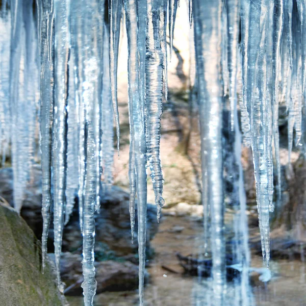 Buz Erimiş Mavi Buz Sarkıtları Kış Bahar Güneşinde — Stok fotoğraf