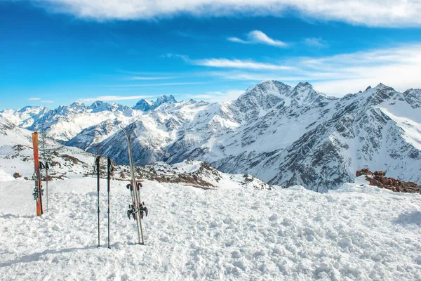 Ski Neve Com Neve Azul Montanhas Inverno Nuvens Estância Esqui — Fotografia de Stock