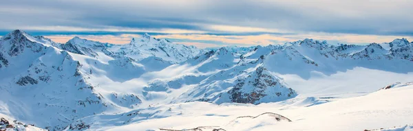 Snowy Niebieskie Góry Chmurach Ośrodek Narciarski Winter — Zdjęcie stockowe