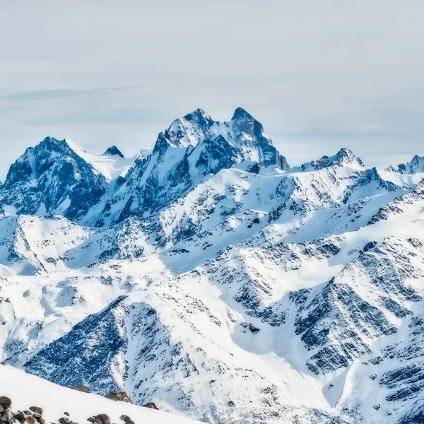 Schneeblaue Berge Wolken Winterskigebiet — Stockfoto