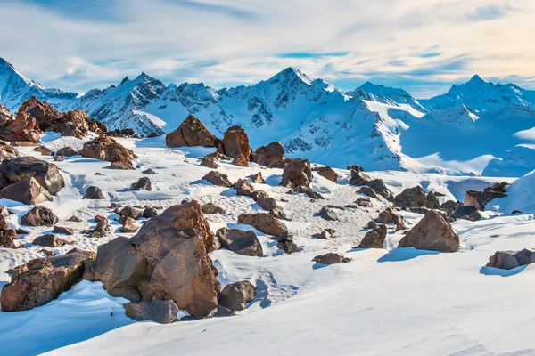 Montagne Innevate Blu Tra Nuvole Stazione Sciistica Invernale — Foto Stock