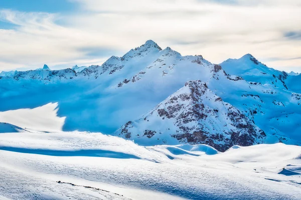 Montañas Azules Nevadas Las Nubes Estación Esquí Invierno —  Fotos de Stock