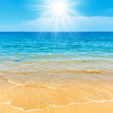 Mavi deniz mavi su ve kumlu sahil yaz tatili arka planı olarak mavi gökyüzü