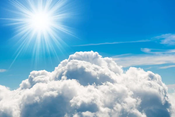 Nubes Blancas Cielo Azul Con Sol Por Encima Vista Aérea —  Fotos de Stock
