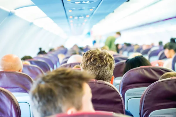 Yolcular Uçağın Içinde Otururlar Seyahat Eden Insanlar — Stok fotoğraf