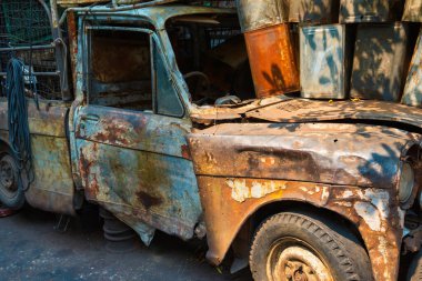 Eski, paslı bir araba. Antika otomobilin metalinde pas.