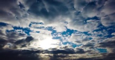 Gün batımı gökyüzünde hareket eden bulutlar, mavi günbatımı gökyüzünde hareket eden günbatımı bulutlarıyla birlikte zaman akıp gidiyor. Zaman Ayarı 4K şarjörü